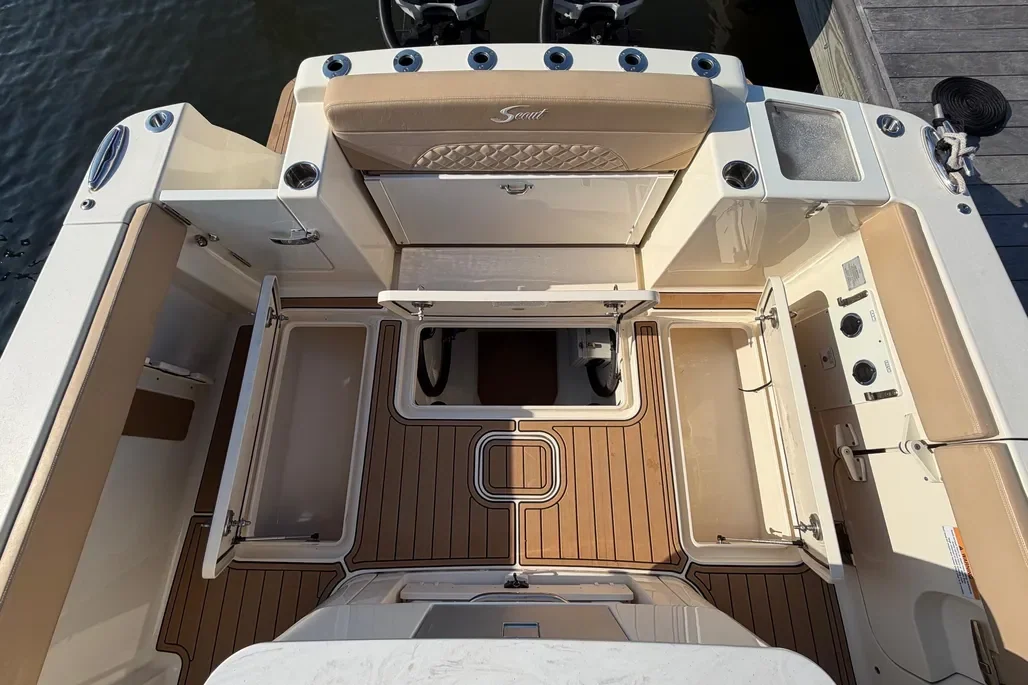 2022 Scout 330 LXF — Fishing cockpit