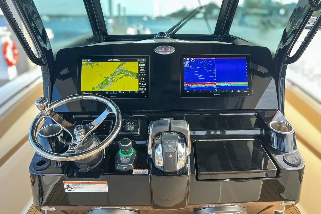 2022 Scout 330 LXF — Helm and navigation